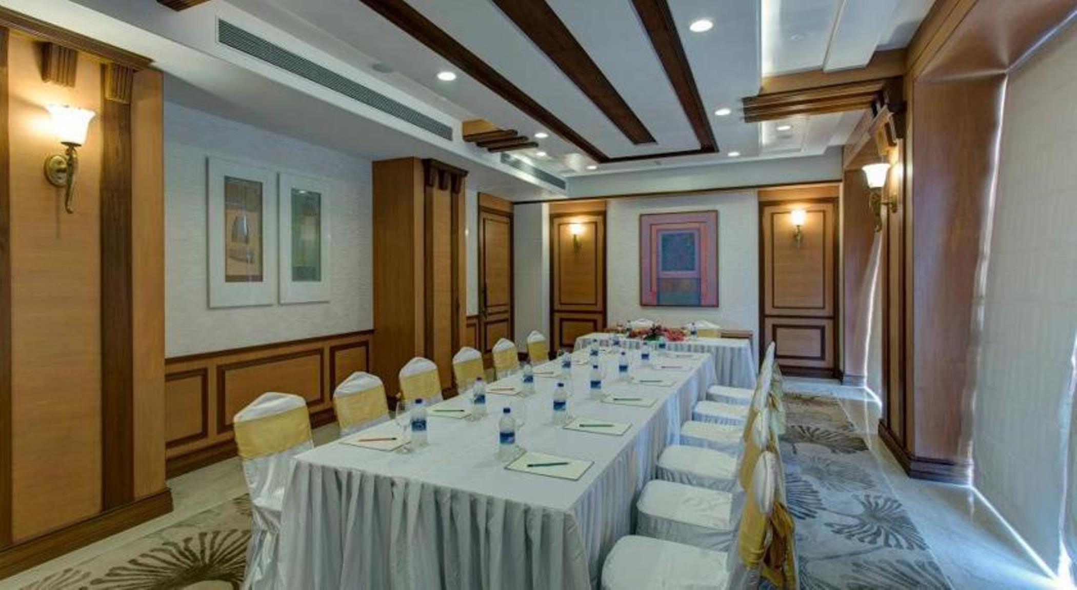 Royal Tulip Navi Mumbai Hotel Exterior foto